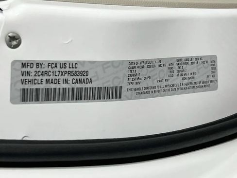 Used 2023 Chrysler Pacifica Touring-L FWD image 33
