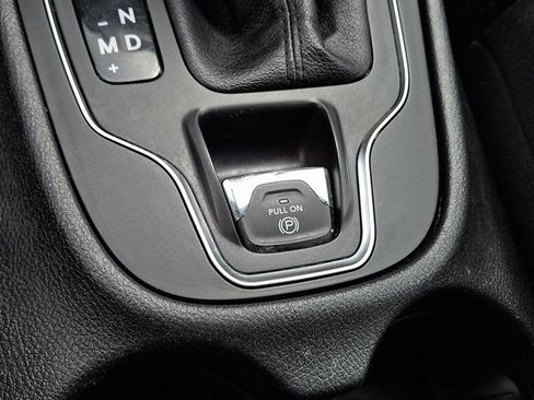 Used 2019 Jeep Cherokee Latitude Plus w/ Cold Weather Group AWD/4WD image 30