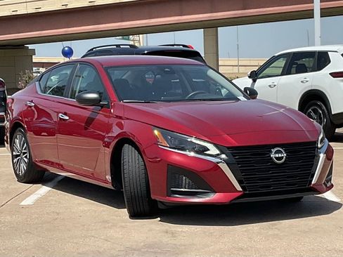 Used 2025 Nissan Altima 2.5 SV FWD image 2