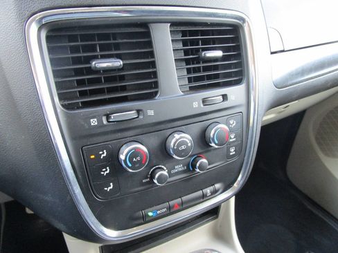 Used 2016 Dodge Grand Caravan SXT image 15