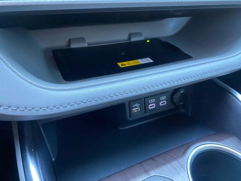 Used 2023 Toyota Highlander Platinum image 32