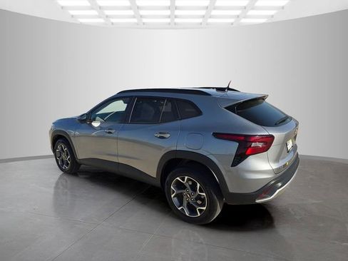 Used 2025 Chevrolet Trax LT w/ LT Convenience Package FWD image 9