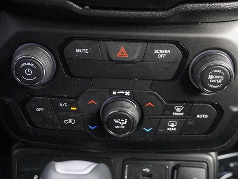 Used 2018 Jeep Renegade Latitude image 36