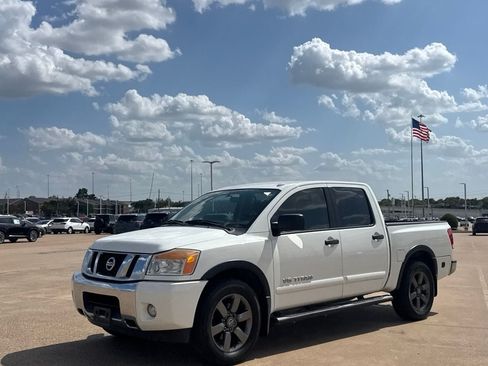 Used 2015 Nissan Titan SV w/ SV Value Truck Package RWD image 11