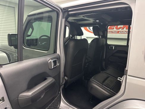 Used 2018 Jeep Wrangler Unlimited Sahara image 6