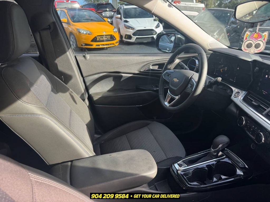Used 2025 Chevrolet Trax LT w/ Driver Confidence Package FWD image 24