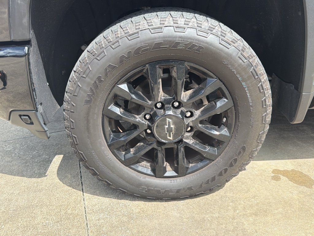 Used 2025 Chevrolet Silverado 2500 High Country w/ Midnight Edition AWD/4WD image 12