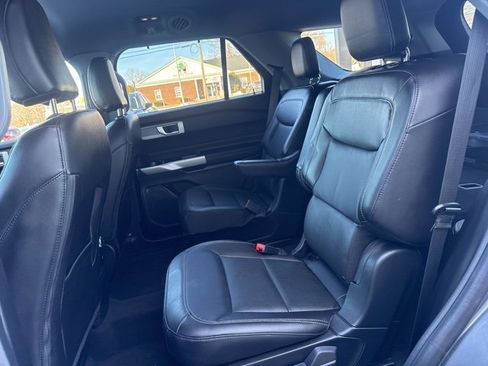 Used 2022 Ford Explorer Limited w/ Equipment Group 301A image 11