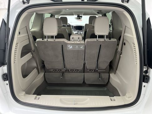 Used 2021 Chrysler Pacifica Touring-L w/ Premium & Safety Sphere Group image 29