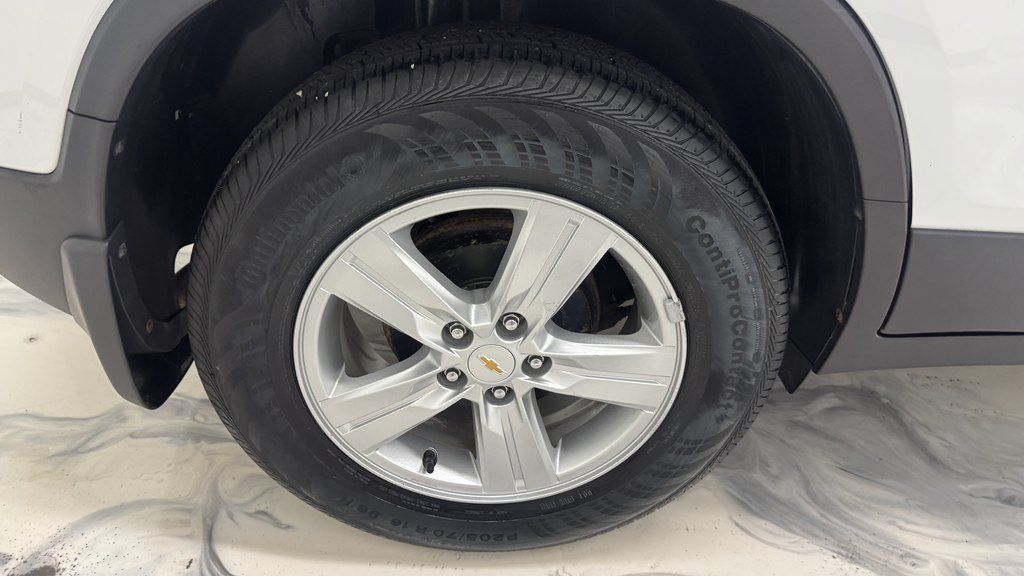 Used 2020 Chevrolet Trax LT w/ LT Convenience Package FWD image 12