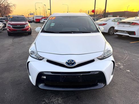Used 2017 Toyota Prius V Three image 2