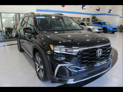 Certified 2023 Honda Pilot Touring image 3