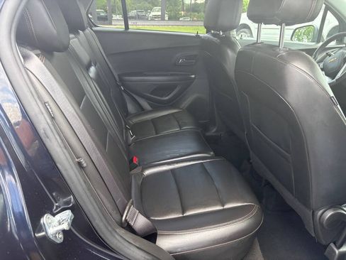 Used 2022 Chevrolet Trax LT w/ Premium Seat Package AWD/4WD image 13