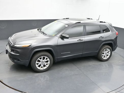 Used 2016 Jeep Cherokee Latitude w/ Comfort/Convenience Group AWD/4WD image 40
