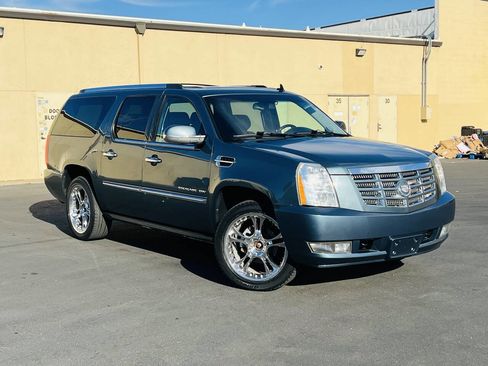 Used 2010 Cadillac Escalade ESV Premium image 2