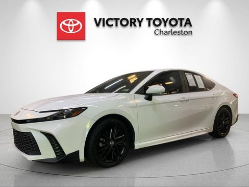 Used 2025 Toyota Camry SE w/ Convenience Package FWD image 1