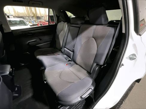 Used 2023 Toyota Highlander LE FWD image 21