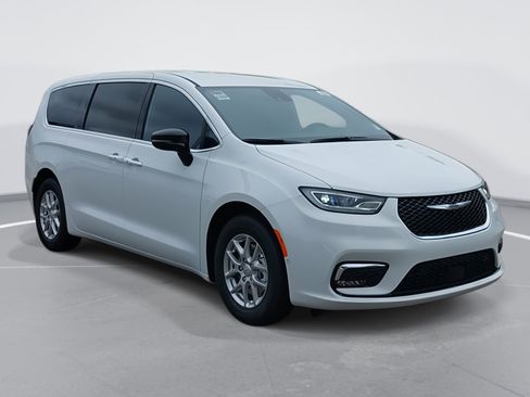 New 2026 Chrysler Pacifica Select image 3