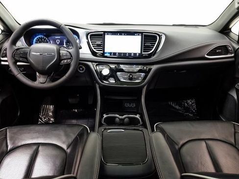 Used 2025 Chrysler Pacifica Limited FWD image 27