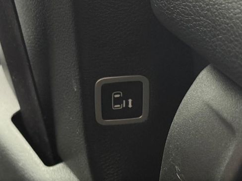 Certified 2023 Chrysler Pacifica Touring-L image 9