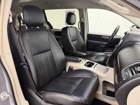 Used 2013 Chrysler Town & Country Touring-L w/ Driver Convenience Group FWD image 28