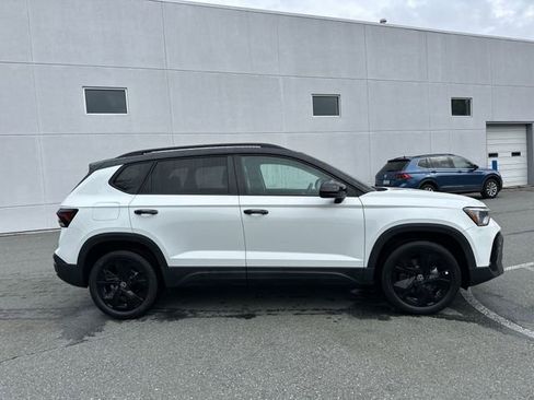 Used 2025 Volkswagen Taos SE image 6