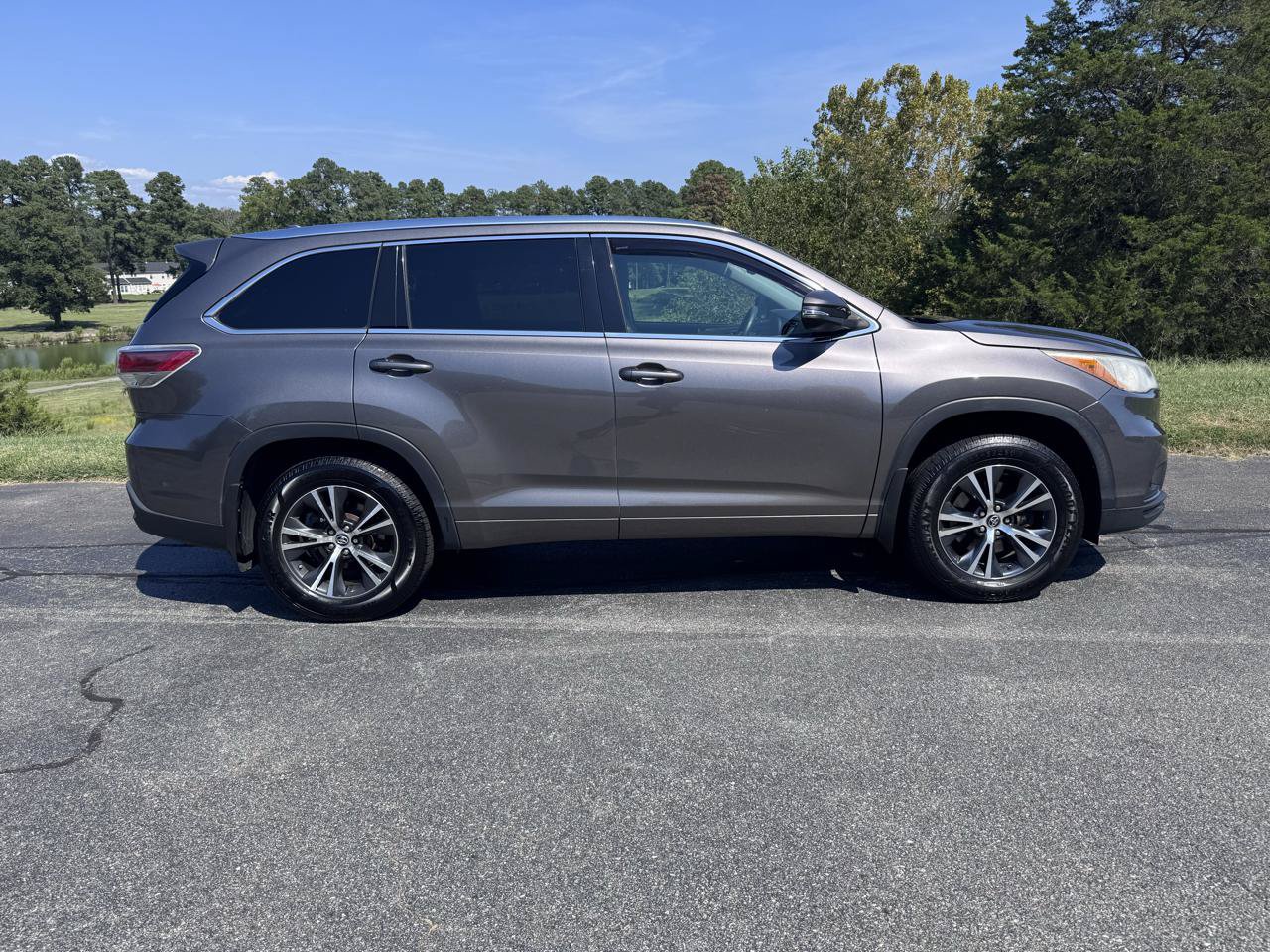 Used 2016 Toyota Highlander XLE AWD/4WD image 14