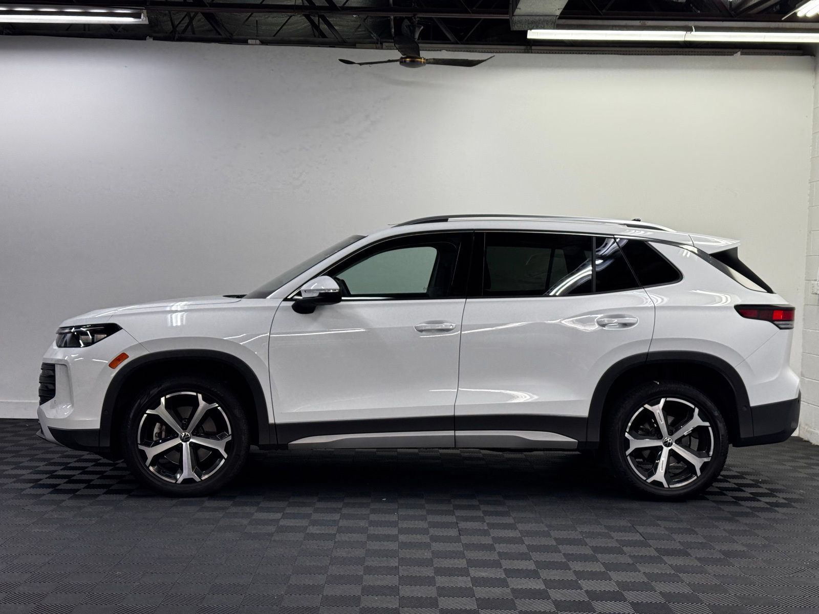 Used 2025 Volkswagen Tiguan SE AWD/4WD image 3