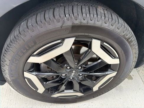 Used 2024 Kia Telluride EX w/ EX Captain's Chair Package AWD/4WD image 2
