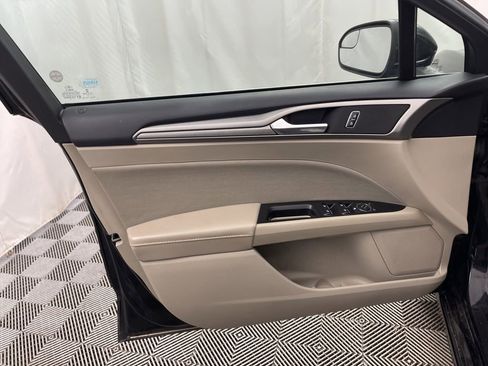 Used 2017 Ford Fusion SE w/ Fusion SE Technology Package image 18