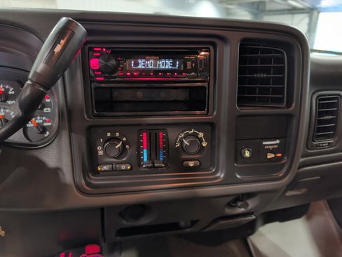 Used 2004 Chevrolet Silverado 2500 LS w/ Snow Plow Prep Package image 11