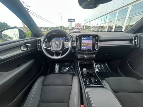 Certified 2025 Volvo XC40 B5 Plus AWD/4WD image 19