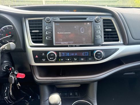 Used 2016 Toyota Highlander Plus AWD/4WD image 18