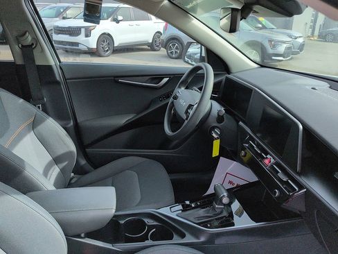 Used 2025 Kia Niro LX image 7