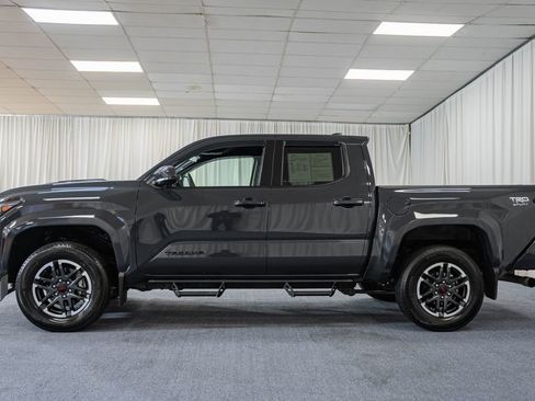 Used 2025 Toyota Tacoma TRD Sport AWD/4WD image 5