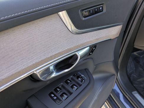 Used 2025 Volvo XC90 B6 Plus image 12