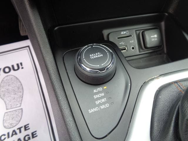 Used 2017 Jeep Cherokee Limited AWD/4WD image 36