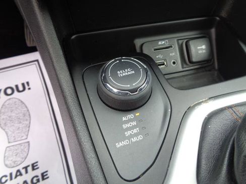 Used 2017 Jeep Cherokee Limited image 36