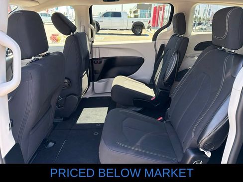 Used 2023 Chrysler Voyager LX FWD image 9