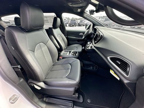 New 2027 Chrysler Pacifica LX FWD image 35