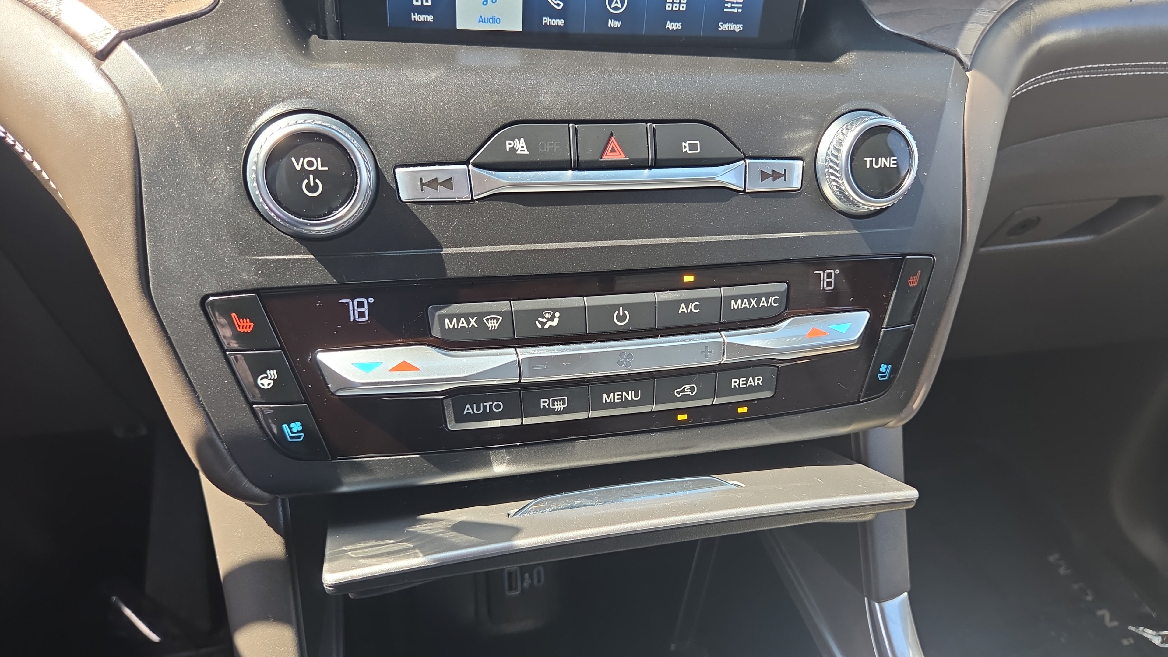 Used 2020 Ford Explorer Platinum w/ Premium Technology Package AWD/4WD image 31