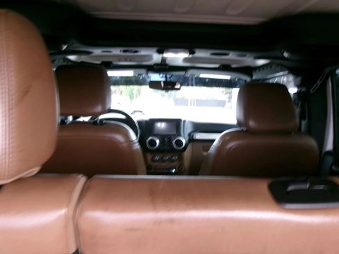 Used 2013 Jeep Wrangler Unlimited Rubicon w/ Dual Top Group AWD/4WD image 13