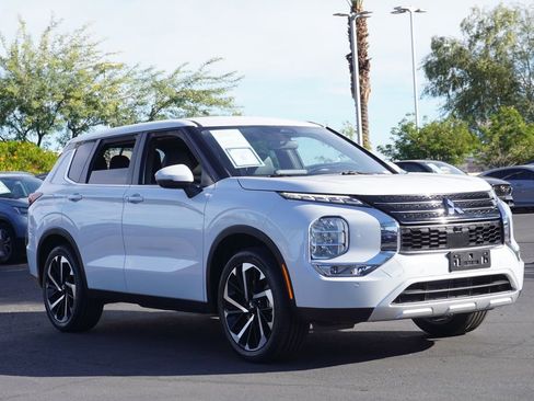 Used 2024 Mitsubishi Outlander SE image 4