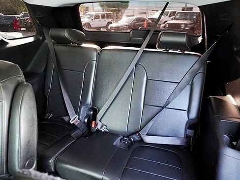 Used 2021 Chevrolet Traverse LT image 17