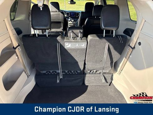 Used 2017 Chrysler Pacifica Touring-L w/ Tire & Wheel Group FWD image 16