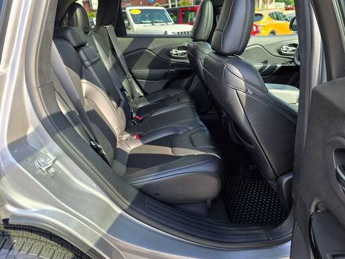 Used 2019 Jeep Cherokee Latitude Plus AWD/4WD image 39