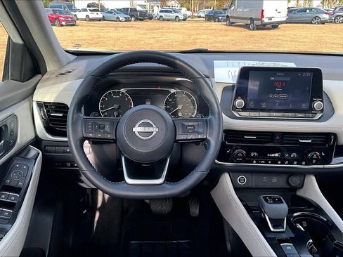 Used 2023 Nissan Rogue SL image 5