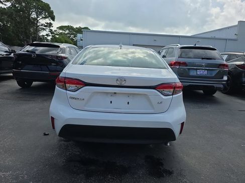 Used 2025 Toyota Corolla LE FWD image 5