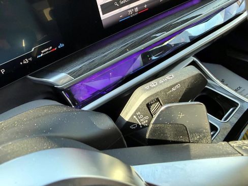 Used 2024 BMW 740i xDrive image 25