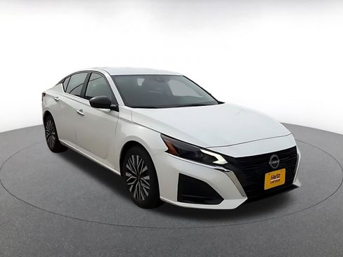 Used 2025 Nissan Altima 2.5 SV FWD image 3